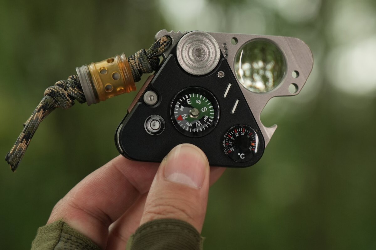 Two EDC/Triangle(Ti) ハンドスピナー Triangular multitool offers unique design and features